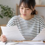 資料を読みながら治療について調べる日本人女性