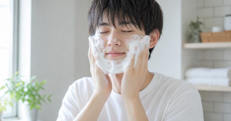 泡で洗顔をする学生