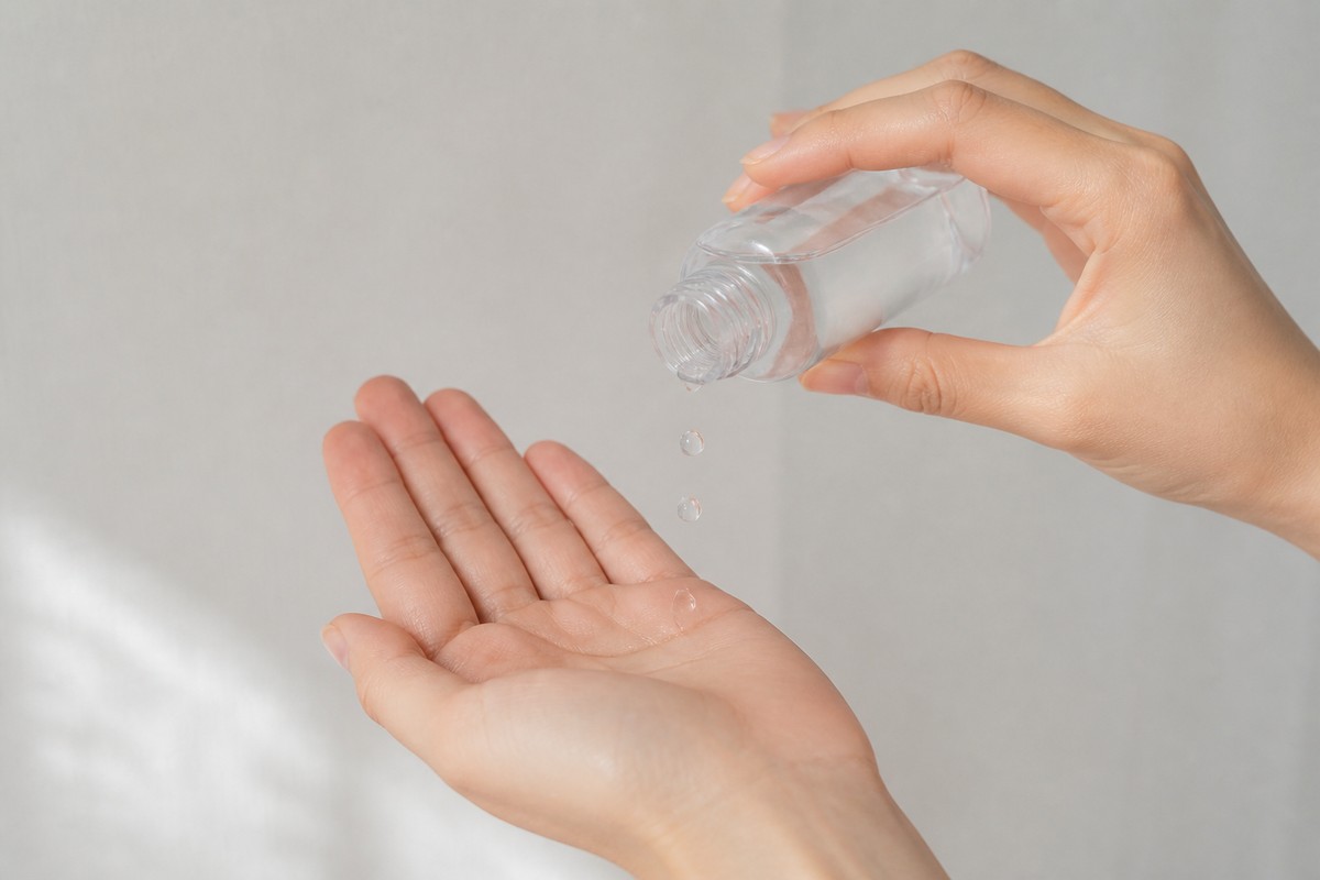 化粧水を手のひらに出すイメージ