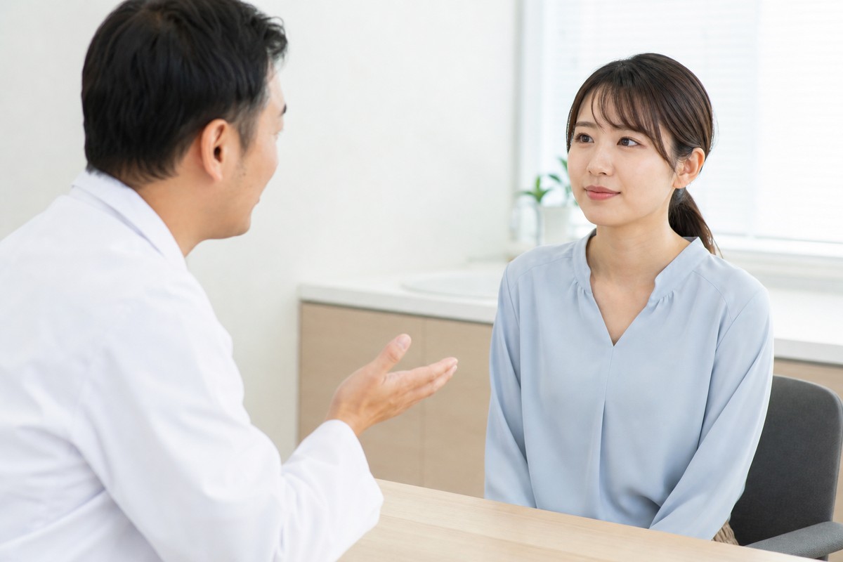 診察室で医師の説明を受ける日本人女性