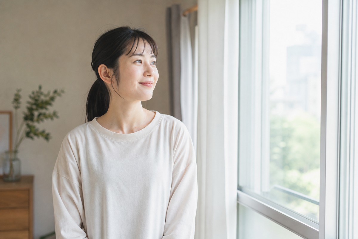朝のスキンケアを終えて自然に微笑む日本人女性