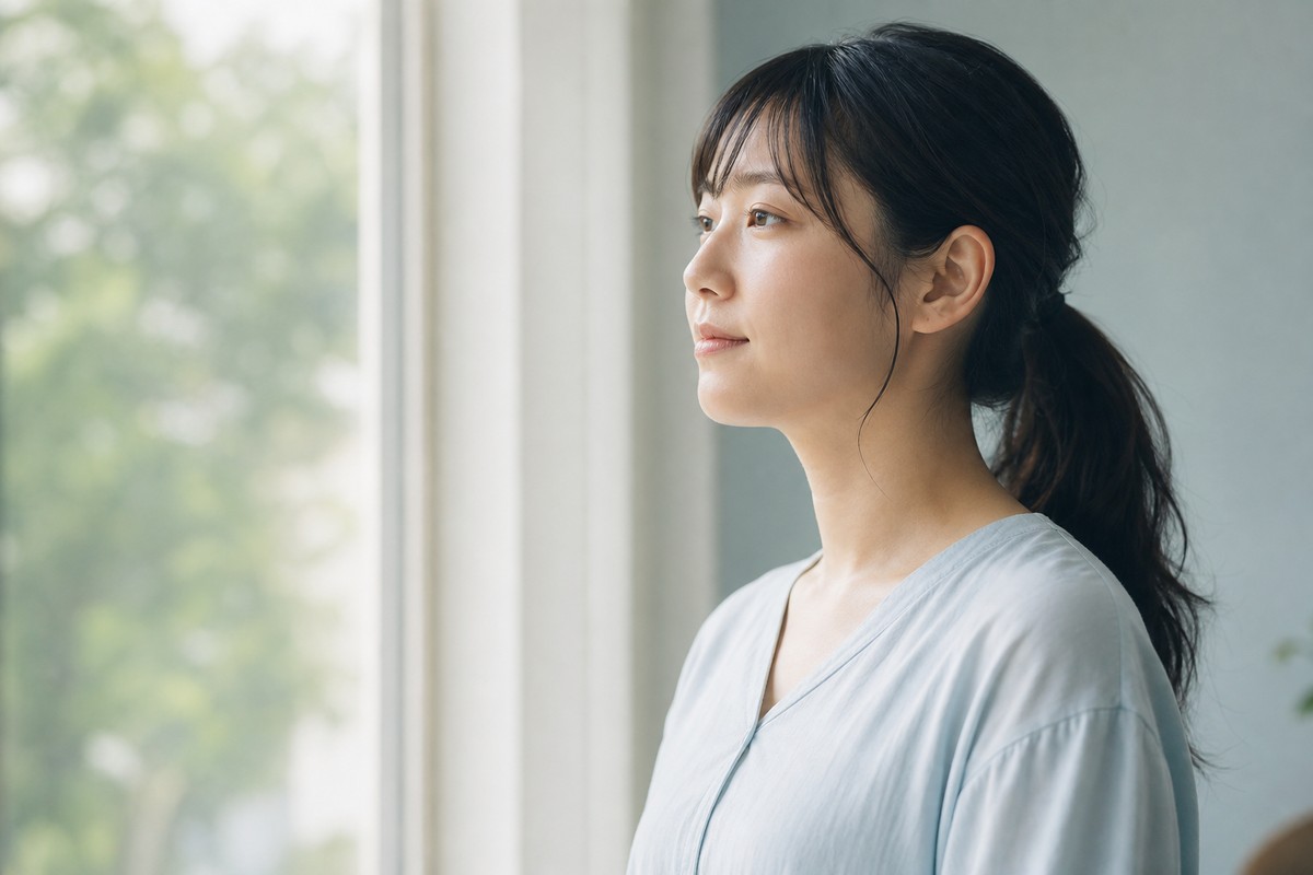 前向きな表情で朝を迎える日本人女性