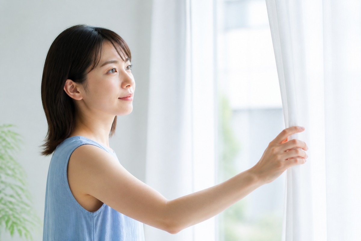 明るい表情で朝を迎える日本人女性