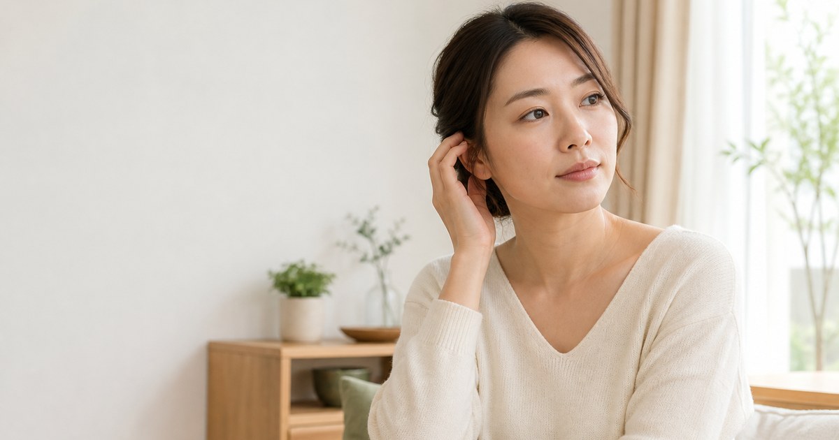 フェイスラインの悩みについて窓辺で考える30代の日本人女性